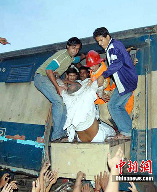 印度西部一座寺庙发生踩踏事件，造成6人死亡，数十人受伤
